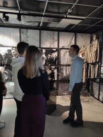 11 декабря 2021 года студенты 1 курса с преподавателями Крыловой А. П. и Бородакием В. В. посетили обзорную экскурсию в Красногорском филиале Музея Победы